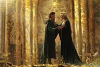 Der Herr der Ringe: Die Ringe der Macht – Elrond (Robert Aramayo) bittet seine gute Freundin Galadriel (Morfydd Clark) darum, endlich das Schwert niederzulegen.