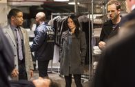 Elementary – Als in einem Nobelhotel, die Leiche des Geschäftsführers in einer Industriewaschmaschine gefunden wurde, beginnen Sherlock Holmes (Jonny Lee Miller, r.), Joan Watson (Lucy Liu, 2.v.r.) und Marcus (Jon Michael Hill, l.) mit den Ermittlungen ...