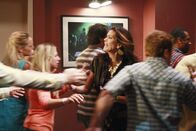Desperate Housewives – Als plötzlich ein Feuer ausbricht und Susan (Teri Hatcher, M.) Jackson nicht finden kann, begibt sie sich auf eine verzweifelte Suche - und in Lebensgefahr ...