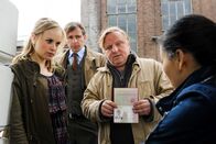 Tatort – Xia Miao (Yvonne Yung Hee, r) bleibt stumm: Nadeshda Krusenstern (Friederike Kempter), Museumsdirektor Jürgen Martin (Tonio Arango), und Kommissar Thiel (Axel Prahl, 2.v.r.) bekommen nichts aus Xia Miao heraus.