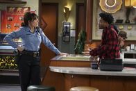 Superior Donuts – Ein Streit zwischen Arthur und Franco (Jermaine Fowler, r.) sorgt für Unmut im Laden. Kann Randy (Katey Sagal, l.) den jungen, kreativen Franco ein paar Tipps geben, damit er mit dem erfahrenen Arthur besser zurechtkommt?; Ein Streit zwischen Arthur und Franco (Jermaine Fowler, r.) sorgt für Unmut im Laden. Kann Randy (Katey Sagal, l.) den jungen, kreativen Franco ein paar Tipps geben, damit er mit dem erfahrenen Arthur besser zurechtkommt?
