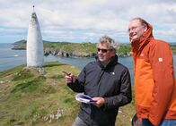 Unser Wetter – Baltimore Beacon an der Küste von Cork: Sven Plöger (re.) mit Rolf Schlenker.