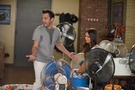 New Girl – Wird Reagan (Megan Fox, r.) von Nicks (Jake Johnson, l.) Erfindung wirklich so begeistert sein, wie Nick glaubt?