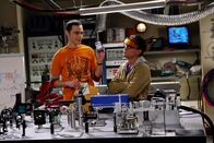 The Big Bang Theory – Als Rajs Schwester kurz in Los Angeles ist, kann Leonard (Johnny Galecki, r.) ihr nicht widerstehen, wird jedoch dabei von Sheldon (Jim Parsons, l.) erwischt ...