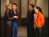 Friends – Joey (Matt LeBlanc, 2.v.l.) wäre heil froh, wenn Janine (Elle Macpherson, l.) sich mit Monica (Courteney Cox, r.) und Chandler (Matthew Perry, 2.v.r.) verstehen würde.