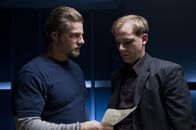 Der letzte Bulle – Ein Mann und sein Auto kämpfen für den Beischlaf: Mick (Henning Baum, l.) im Verhör mit Jochen Franke alias Knight Rider (Glenn Goltz, r.) ...