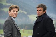 Der Bergdoktor – Martin Gruber (Hans Sigl, r.) und Peter Bäumler (Philipp Moog, l.) sind voller Sorge.