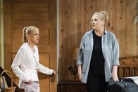 Mom – Christy (Anna Faris, l.); Tammy (Kristen Johnston, r.)