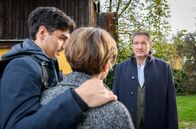 Sturm der Liebe – Eleni (Dorothée Neff, M.) hält Christoph (Dieter Bach, r.) auf Distanz, als sie ihm mit Leander (Marcel Zuschlag, l.) über den Weg läuft.