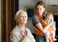 Das Fräuleinwunder – Drei Generationen, v.li.: Stephanie Glaser als Frida Borel, Lotti Happle als Mona mit dem kleinen Marvin