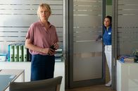 In aller Freundschaft – Pflegedienstleiterin Arzu Ritter (Arzu Bazman, re.) erkundigt sich bei Dr. Ina Schulte (Isabell Gerschke, li.), ob sie sie noch irgendwie unterstützen kann. Die beiden bieten am nächsten Tag werdenden Vätern einen Vorbereitungskurs an, den Ina anscheinend erst für die darauffolgende Woche in Erinnerung hat.
