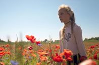 Cry Wolf – Im Gegensatz zu ihrem Bruder fühlt sich Holly (Flora Ofelia Hofmann Lindahl) in ihrer Familie schon seit längerer Zeit isoliert.