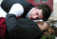 Sturm der Liebe – ARD STURM DER LIEBE FOLGE 1498 Uhr im ERSTEN. Pilar (Aviva Joel, r.) stibt, bevor sie Konstantin (Moritz Tittel, l.) eine letzte Botschaft zuflüstern kann.