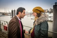 Notruf Hafenkante – Tarik (Serhat Cokgezen, l.) kann es nicht fassen: Pauline (Lucie Heinze, r.) sagt ihm, dass er in zwei Wochen Vater wird.