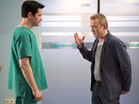In aller Freundschaft – Der Zustand von Nico Kress ist sehr kritisch. Inzwischen sind auch noch Herzrhythmusstörungen aufgetreten und die Ärzte rätseln weiter woran der Junge erkrankt ist. Dr. Philipp Brentano (Thomas Koch, li.) klärt Nicos Vater Holger (Thomas Huber, re.) über den Zustand seines Sohnes auf. Dieser ist völlig aufgelöst und gerät aus der Fassung. Dr. Brentano kann ihn verstehen und versucht ihn zu beruhigen. Wenn es um seinen eigenen Sohn ginge, würde er wohl ähnlich reagieren.