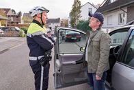 Heldt – Mario Korthals (Steffen Will, l.) schreitet als Streifenpolizist getarnt und angestachelt durch Heldts verletzende Worte zur Tat: Er will an Beweise auf dem Laptop des Verdächtigen Ralf Klose (André Dietz, r.) herankommen und fingiert eine Verkehrskontrolle.