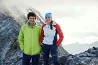 Reporter – Blick auf Mittellegigrat: Reporter Matthias Lüscher und Bergführerin Laura Bomio