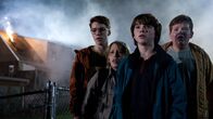 Super 8 – Während der entgleiste Zug alles in Schutt und Asche legt, bahnt sich etwas seinen Weg aus den Trümmern, welches das Leben von (v.l.n.r.) Martin (Gabriel Basso), Cary (Ryan Lee), Joe (Joel Courtney) und Charles (Riley Griffiths) für immer verändern wird ...