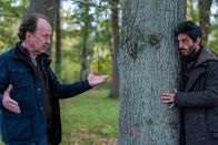 Wendland – Jakob Stiller (Ulrich Noethen, l.) entdeckt Remy Luger (Christoph Bach, r.) in seinem Garten.