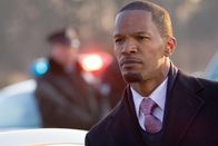 Gesetz der Rache – Als der ambitionierte Staatsanwalt Nick Rice (Jamie Foxx) den Mörder von Sheltons Familie mit einer lächerlichen Strafe davonkommen lässt, nimmt dieser das Gesetz in die eigene Hand