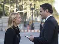 Homeland – Carrie (Claire Danes, l.) kann mit Hilfe von Agent Conlin (Dominic Fumusa, r.) Quinn im psychiatrischen Polizeigewahrsam aufsuchen. Quinn hatte mit seinen Bombenanschlags-Anschuldigungen gegen einen Mysteriösen tatsächlich Recht gehabt. Als Carrie und Conlin zusammenarbeiten, nehmen die Ermittlungen plötzlich eine unerwartete Wendung ...