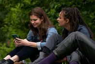 Conversations with Friends – Als Mitbewohnerinnen verbringen Bobbi (Sasha Lane, r.) und Frances (Alison Oliver, l.) noch mehr Zeit zusammen als vorher. Aber als Frances eine Nachricht bekommt, muss sie plötzlich los.