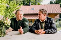 Hubert ohne Staller – Hubert (Christian Tramitz, r.) und Girwidz (Michael Brandner, l.) verhören die geschockte Alena Grünthaler.