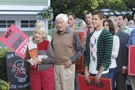 Desperate Housewives – (v.l.n.r.) Karen McCluskey (Kathryn Joosten); Roy Bender (Orson Bean); Porter Scavo (Charlie Carver)