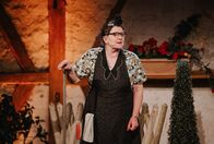Comedy-Scheune – Für eine vorbildliche schwäbische Hausfrau wie Elsbeth Gscheidle (Birgit Pfeiffer) hat die Kehrwoche Priorität.