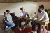 Love Hunters – Hadnet Tesfai (l.) begleitet Maurice (M.) bei der Herausforderung, seiner Freundin Melissa gemeinsam mit dem Singer-Songwriter Fayzen (r.), eine musikalische Liebeserklärung zu schreiben.