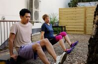 Rentnercops – Vicky (Katja Danowskim r.) und Hui (Aaron Le, l.) sind mit dem Training fast fertig, es folgt Seniorenprogramm ...