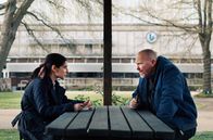 Fatal Crossing - Der Fall Lisbeth und Lulu – Im Gespräch mit einem Zeugen von damals stößt Emily (Siir Tilif) auf einen entscheidenden Hinweis.