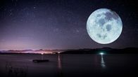 Aufbruch ins All – Durch seine Schwerkraft bewegt der Mond ganze Ozeane.