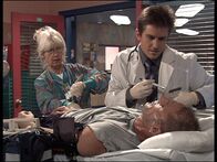 Diagnose: Mord – Jesse (Charlie Schlatter, r.) nimmt einen Schwerverletzten unter die Lupe.