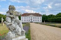 Berlin - Kalter Krieg der Zoos – Der ehemalige Adelssitz Schloss Friedrichsfelde wird in der DDR zum Tierpark umgebaut.