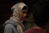 Bangla – Phaim (Phaim Bhuiyan, r.) trifft seine Mitbewohnerin Sumaya (Nilima Mittal) unerwartet bei einem Konzert und ist überrascht, wie gut er sich mit der hübschen Muslima versteht, die bisher sehr schroff zu ihm war.