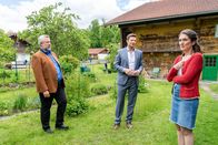 Die Rosenheim-Cops – Nach diversen Befragungen durch die Kommissare Stadler (Dieter Fischer, l.) und Hansen (Igor Jeftić, M.) kommt die Affäre von Franziska Hirsch (Maria Magdalena Rabl, r.) mit dem Opfer ans Licht.