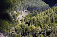 Chaudun - Das verkaufte Dorf – Heutiger Blick auf Chaudun: ein französisches Alpendorf, das Ende des 19. Jahrhunderts aufgrund aufgebrauchter Ressourcen an den Staat verkauft wurde.