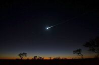 Leben aus dem All – Ein Meteorit verglüht in der Atmosphäre.