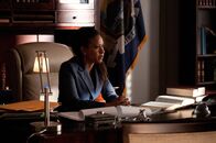 Suits – Um Schaden von seinem Mandanten abzuwenden, sucht Harvey das Gespräch mit Becky (Tracie Thoms) vom Justizministerium, um einen diskreten Deal auszuhandeln.