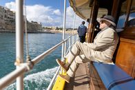Alex Rider – Auf einem Schiff wird Alex Rider (Otto Farrant, l.) von einem älteren Mann (Kevin McNally, r.) angesprochen – eine zufällige Begegnung oder steckt mehr dahinter?