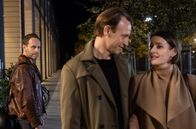 In aller Freundschaft – ARD/MDR IN ALLER FREUNDSCHAFT, FOLGE 880, "Metamorphosen" Uhr im ERSTEN. Als Maria Weber (Annett Renneberg, re.) mit Martin Stein (Bernhard Bettermann, mi.) die Klinik verlässt, schaut Kai Hoffmann (Julian Weigend, li.) den beiden wehmütig hinterher.