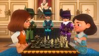 Die drei Musketiere – Charlotte (l.) soll König Louis XIII (r.) im Schach gewinnen lassen - so empfehlen es ihr die drei Musketiere Aramis (2.v.l.), Athos (M.) und Porthos (2.v.r.).