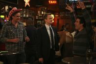 How I Met Your Mother – Marshall (Jason Segel, l.) freut sich mit Ted (Josh Radnor, r.), da Barney (Neil Patrick Harris, M.) ihm einen Job vermittelt hat, jedoch ahnen sie noch nicht, dass Barney ihn kurz darauf wieder zurück zieht, da er einen besseren Kandidaten gefunden hat ...