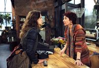 Rote Rosen – ARD ROTE ROSEN FOLGE 1676 Uhr im ERSTEN. Merle (Anja Franke, r.) wirft Rieke (Anika Lehmann, l.) vor, dass sie sich von Jan hat manipulieren lassen.