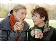 In aller Freundschaft – Ingrid (Jutta Kammann, li.) und Professor Simoni sehen ein, dass Campen wohl doch nichts für sie ist. Erika (Manon Straché, re.) kennt sogar ein nettes Landhotel mit Pool und Sauna für die beiden ganz in der Nähe.