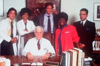 Diagnose: Mord – Dr. Sloan (Dick Van Dyke, sitzend) inmitten seines bewährten Teams. (v.l.n.r.) Jack (Scott Baio), Amanda (Victoria Rowell), sein Sohn Steve (Barry Van Dyke), die Oberschwester Delores (Delores Hall) und der Verwaltungschef des Krankenhauses Norman (Michael Tucci).