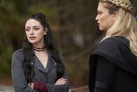 Legacies – Hope Mikaelson (Danielle Rose Russell, l.); Lizzie Saltzman (Jenny Boyd, r.)