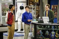 The Big Bang Theory – Howard (Simon Helberg, M.) erzählt seinen Freunden Stuart (Kevin Sussman, l.) und Raj (Kunal Nayyar, l.) voller Vorfreude von seinem anstehenden Urlaub mit seiner schwangeren Bernadette. Da ahnt er noch nicht, dass aus der "Vacation" wohl eher eine "Staycation" wird ...