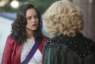 The Goldbergs – (v.li.) Hayley Orrantia (Erica Goldberg), Wendi McLendon-Covey (Beverly Goldberg).